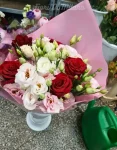 Lisanthus Rosà con 5 rose Rosse (2)